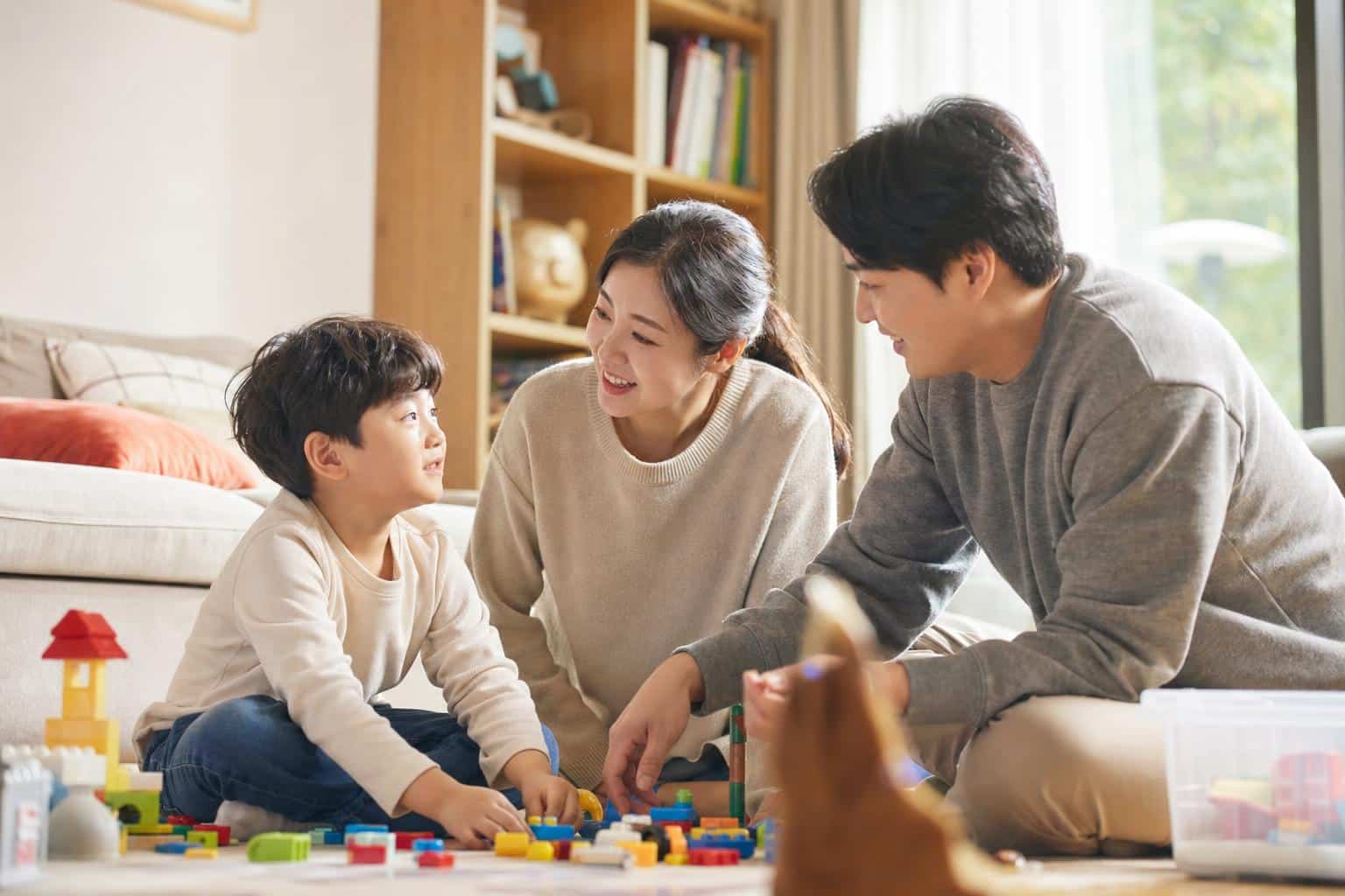 자폐 아동과 부모가 소통하는 따뜻한 가정의 순간